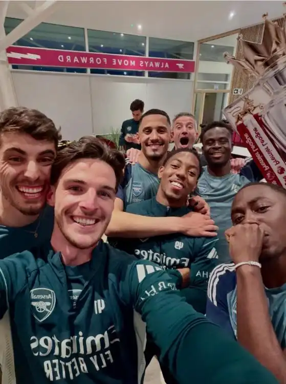 Declan Rice đăng tải hình ảnh ăn mừng chức vô địch cùng đồng đội Declan Rice đăng tải hình ảnh ăn mừng chức vô địch cùng đồng đội